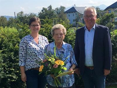 Gemeindevorstand Frau Medl, Jubilarin Weingaertner, Bürgermeister Kronberger