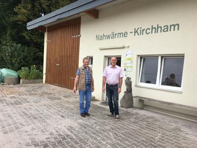 Herr Medl und Herr Söllner vor dem Gebäude der Nahwärme