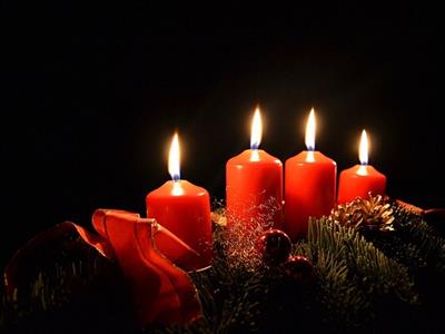 Adventkranz mit 4 brennenden Kerzen