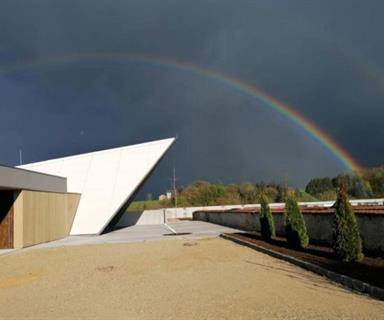 Aufbahrungshalle und ein Regenbogen im Hintergrund
