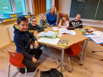 Ukrainische Kinder mit aus der Pension zurückgekehrter Lehrerin Helga Berndorfer.